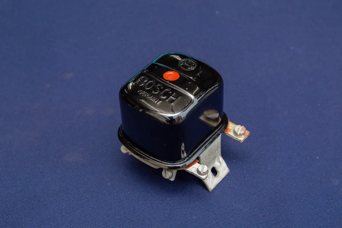 Nos Bosch 6V ボルテッジレギュレター 1