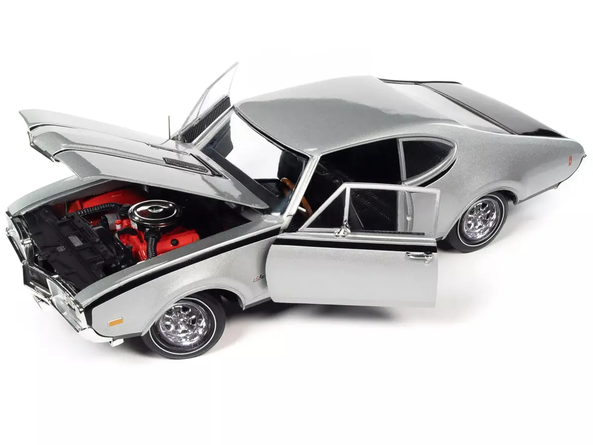 1968 Oldsmobile Cutlass Hurst 1/18 Diecast Model Car Peruvian Silver Black 1